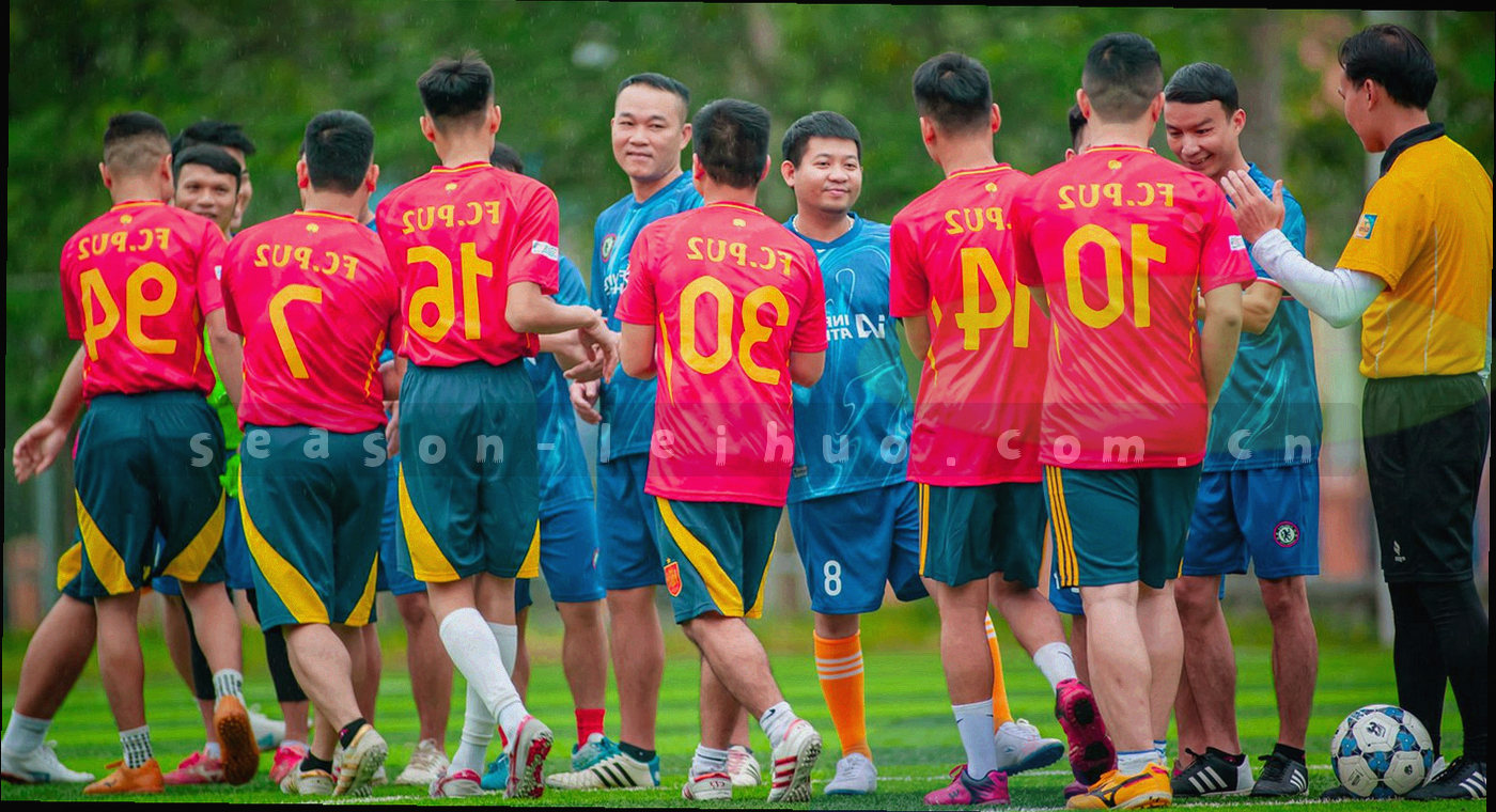 同一界面在两种渲染档位下的对比示意，左侧简化图形、右侧完整图形